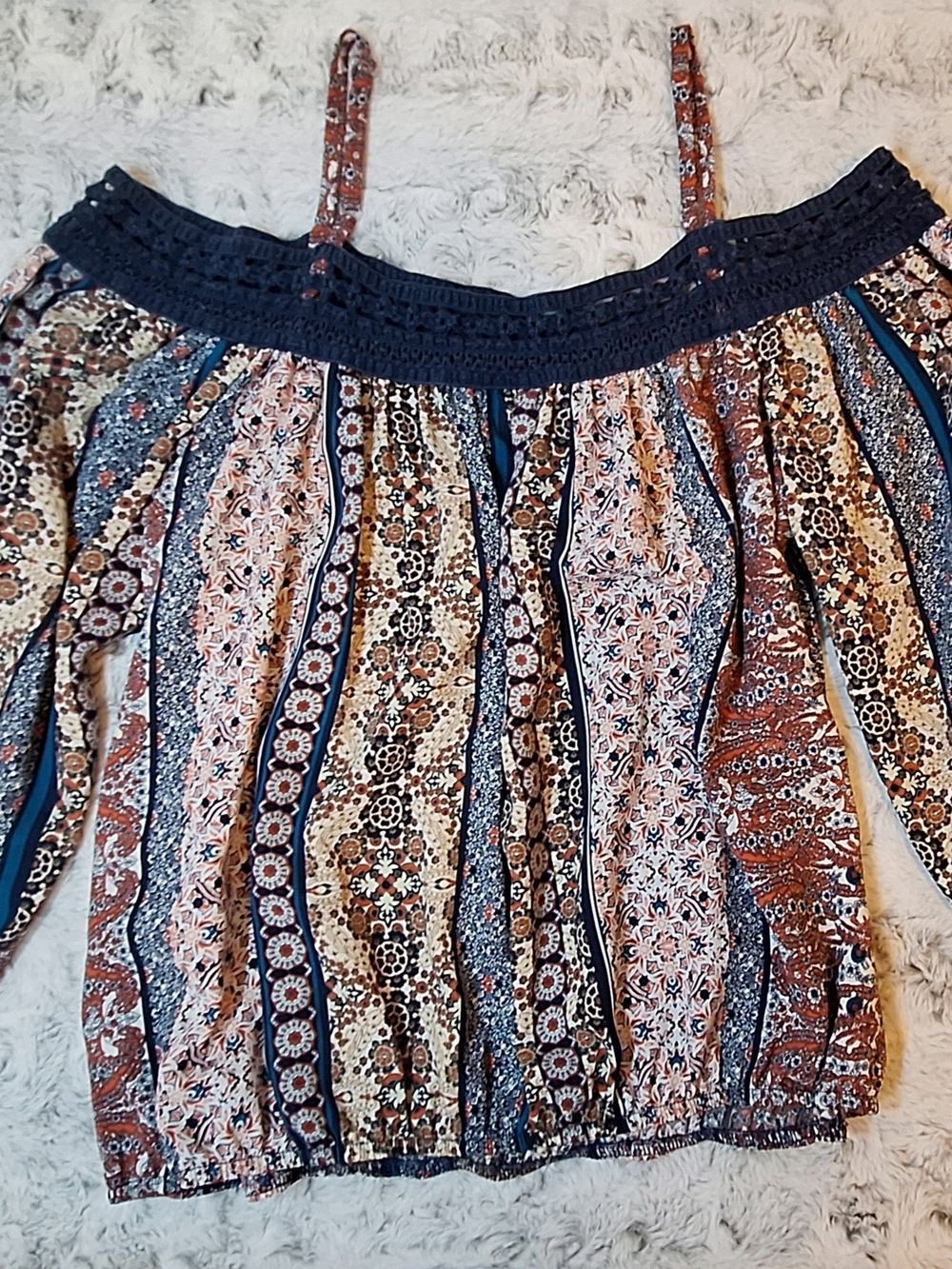 IZ Byer Crochet Trim Cold Shoulder Paisley Top Large - Picture 2 of 9